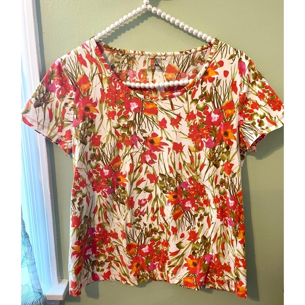 🍒2/$25 Jones New York soft floral top
